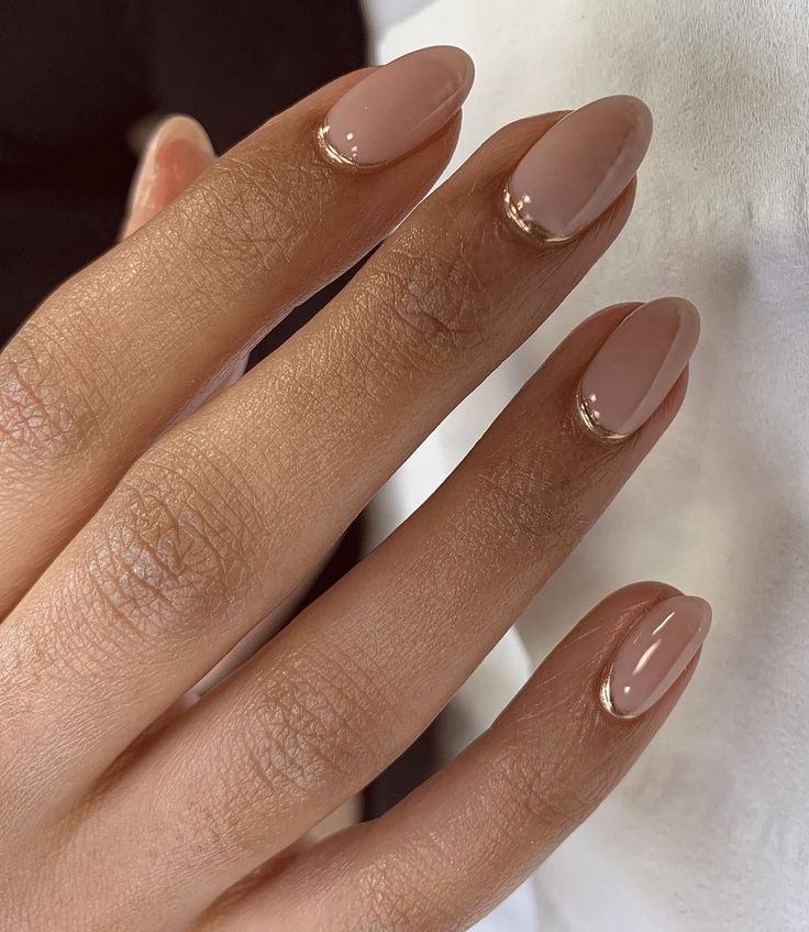 5 Ideias de Unhas de Noiva para 2026: Do Minimalista ao Glamouroso
Como Escolher o Formato Perfeito de Unha para o seu Casamento
Micro Francesinha: A Tendência Delicada para Noivas de 2026
Toques de Brilho: Pérolas e Dourado nas Unhas de Noiva
Preparação Essencial: Dicas para Unhas Impecáveis no Grande Dia
