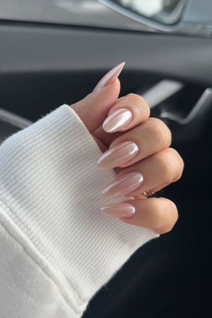 5 Ideias de Unhas de Noiva para 2026: Do Minimalista ao Glamouroso
Como Escolher o Formato Perfeito de Unha para o seu Casamento
Micro Francesinha: A Tendência Delicada para Noivas de 2026
Toques de Brilho: Pérolas e Dourado nas Unhas de Noiva
Preparação Essencial: Dicas para Unhas Impecáveis no Grande Dia