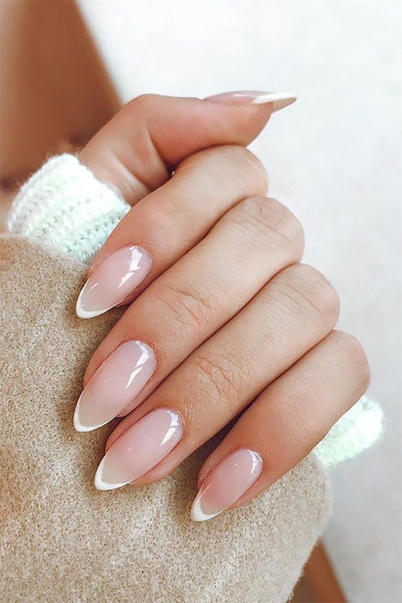5 Ideias de Unhas de Noiva para 2026: Do Minimalista ao Glamouroso
Como Escolher o Formato Perfeito de Unha para o seu Casamento
Micro Francesinha: A Tendência Delicada para Noivas de 2026
Toques de Brilho: Pérolas e Dourado nas Unhas de Noiva
Preparação Essencial: Dicas para Unhas Impecáveis no Grande Dia