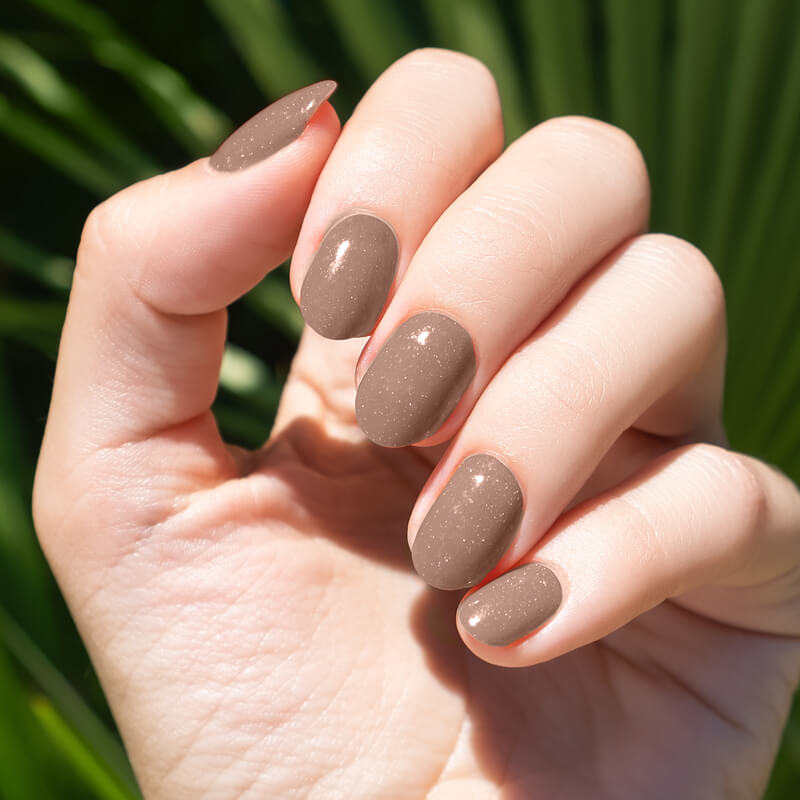 unha de papel versus unha postiça tradicional