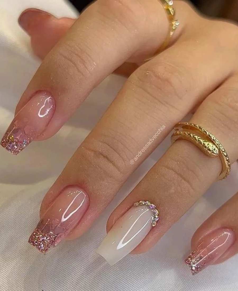 Unhas brancas com glitter: 10 ideias para brilhar no fim de ano
