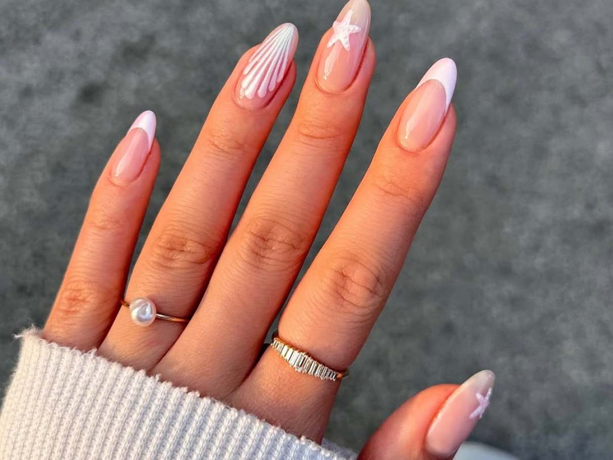 unha decorada branco e dourado