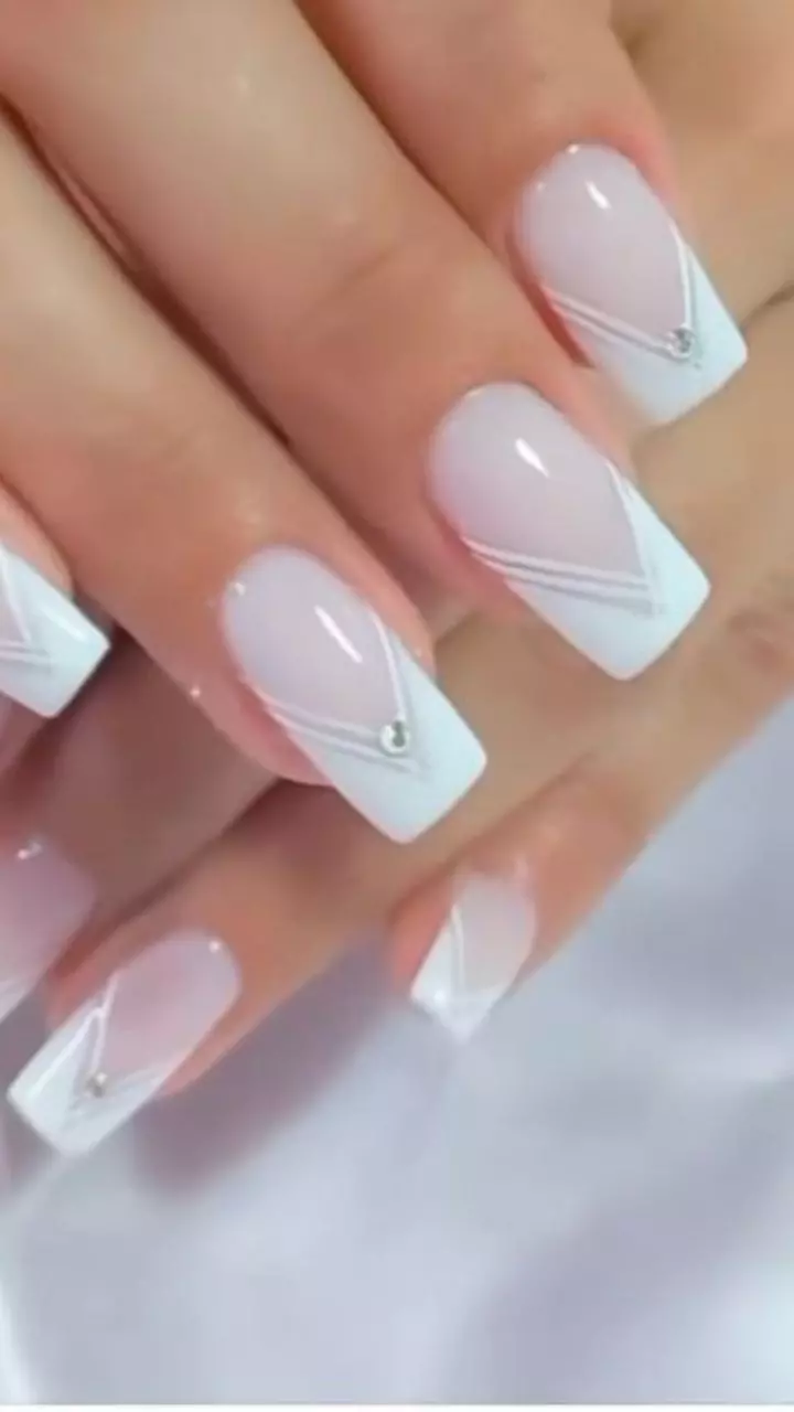 unha decorada branco com pedras