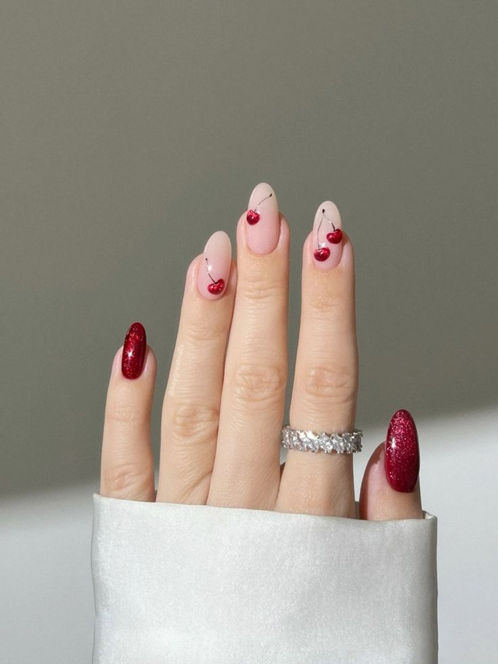 esmaltação cereja minimalista