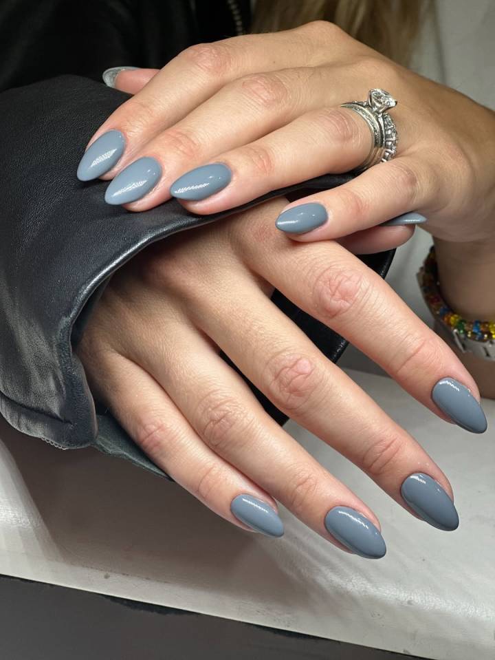 unha decorada cinza chumbo com glitter