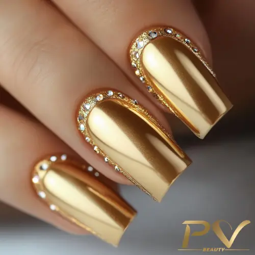 unha decorada dourado e branco