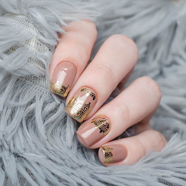 unha dourada com glitter