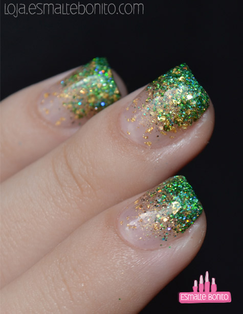 unha decorada dourado e preto