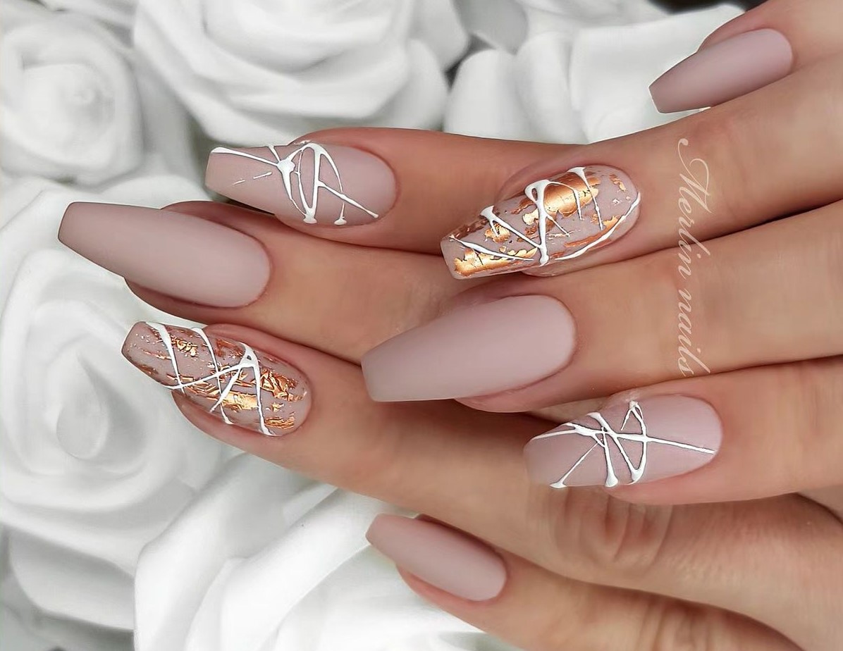 unha decorada folha de ouro e pedraria