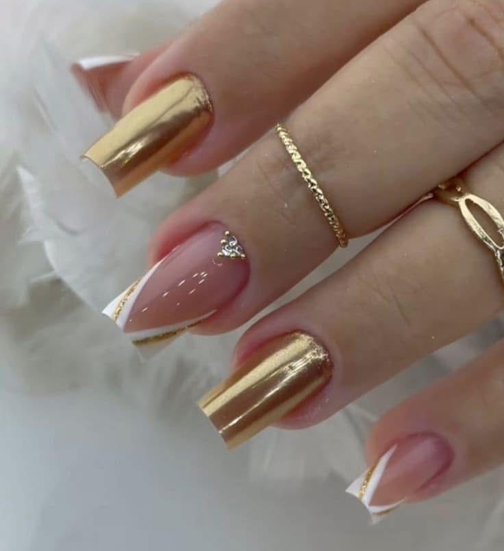 unha decorada folha de ouro com esmalte