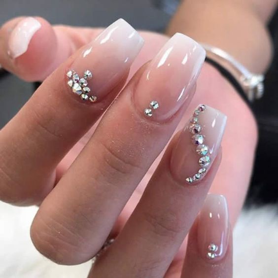 unha decorada com pedrinhas em unhas bailarina