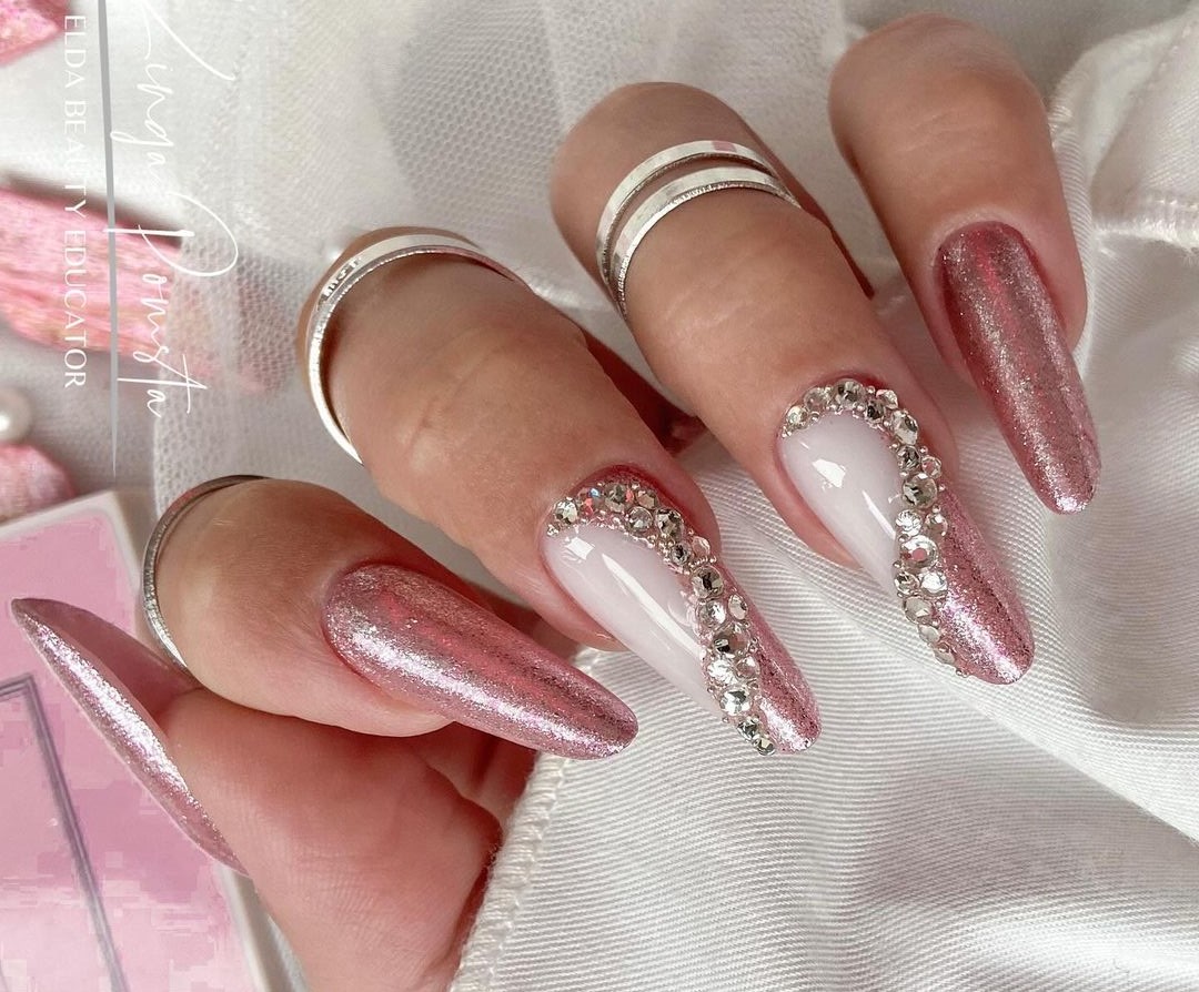 unhas com joias