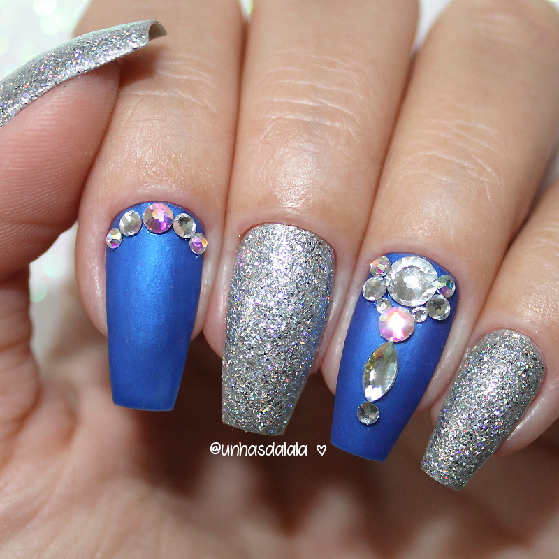 unha decorada com pedrinhas e glitter