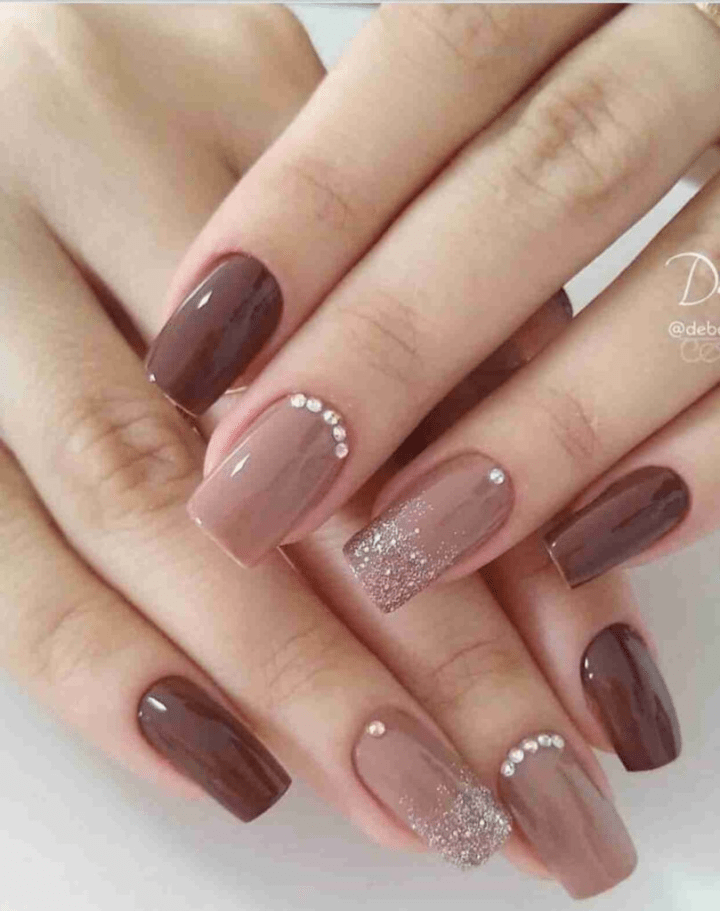 unha decorada com pedrinhas em gel