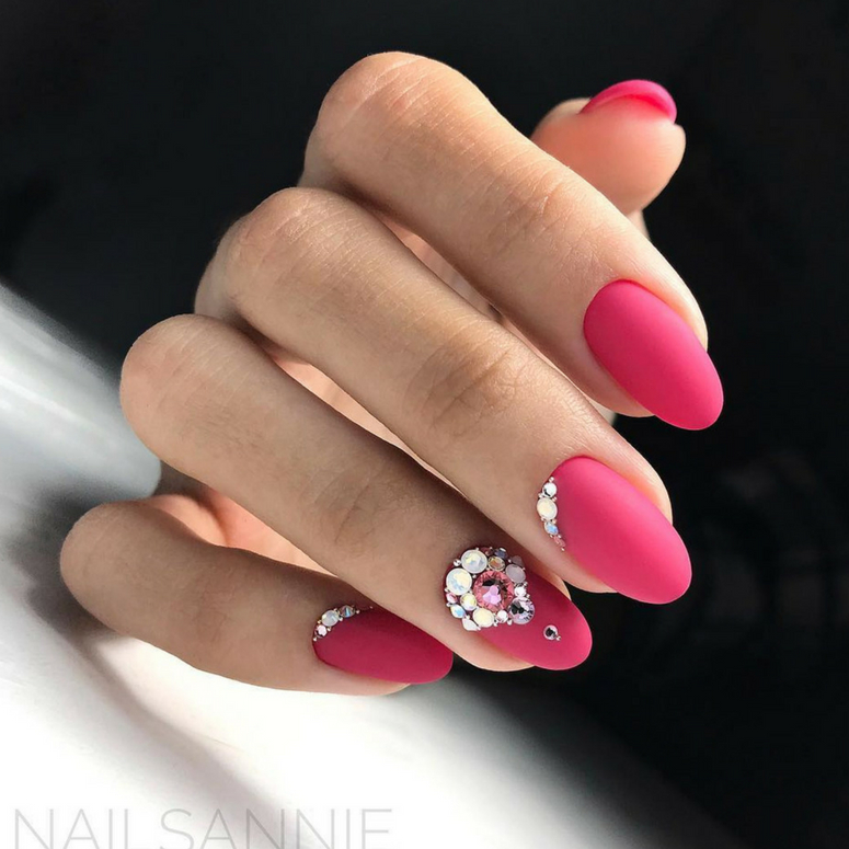 unha decorada com pedrinhas em unhas curtas