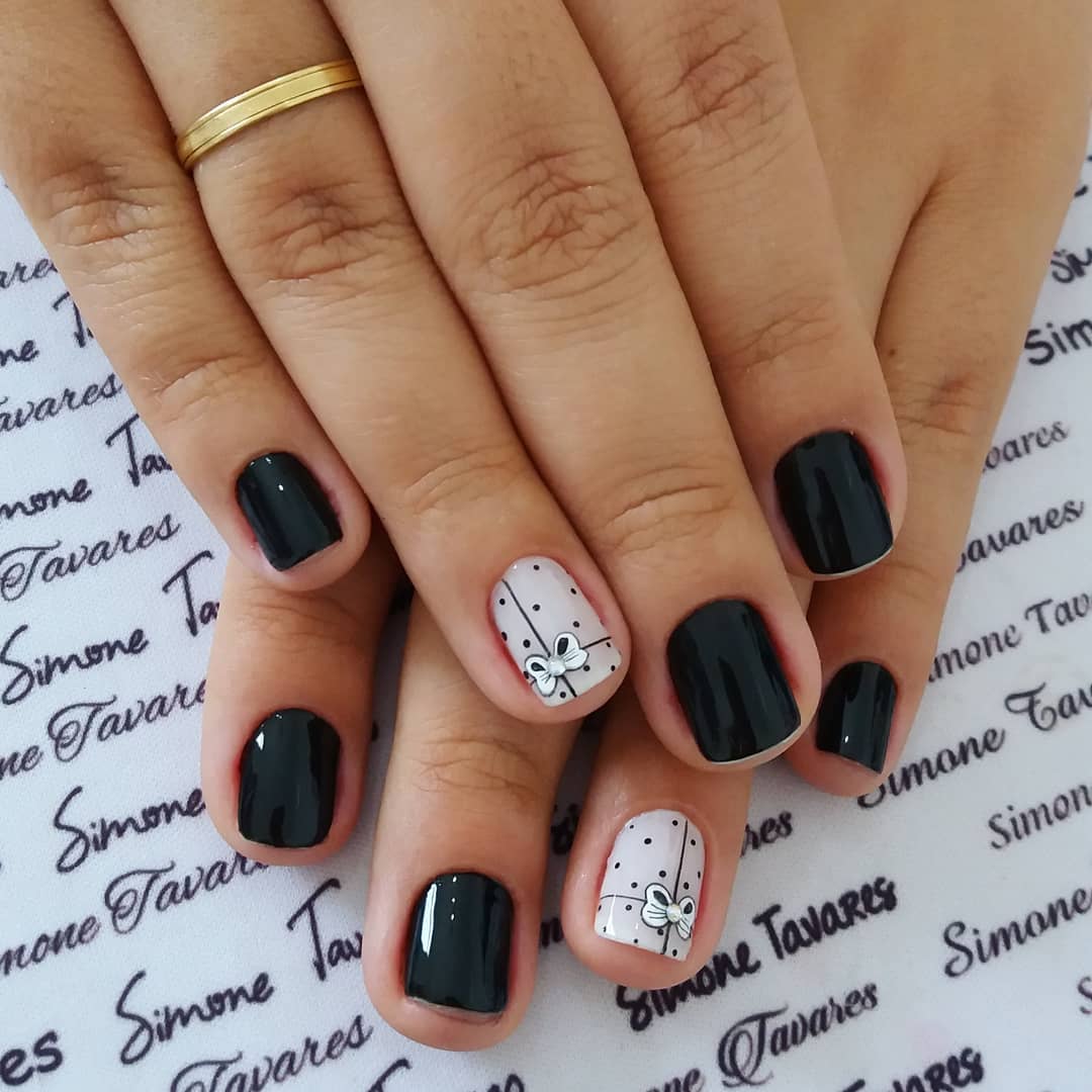 unha decorada preta e dourada