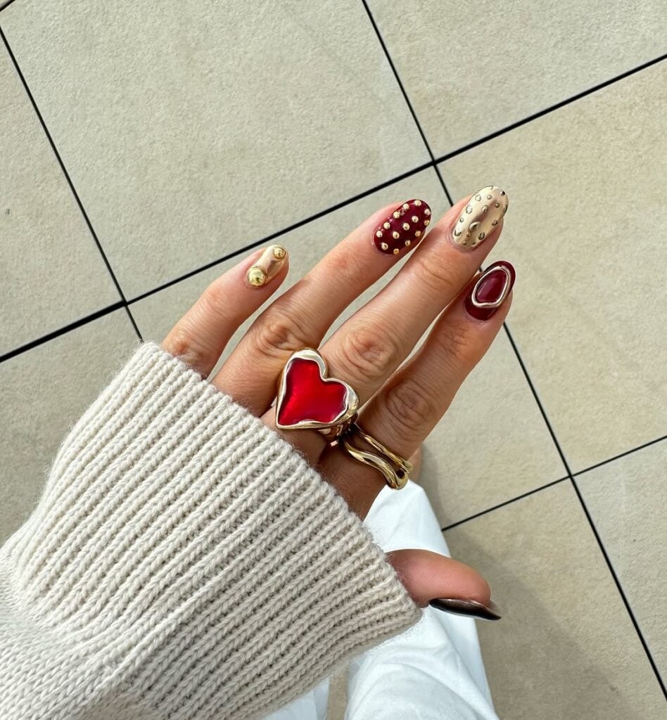 unha decorada vermelha com esmalte cintilante