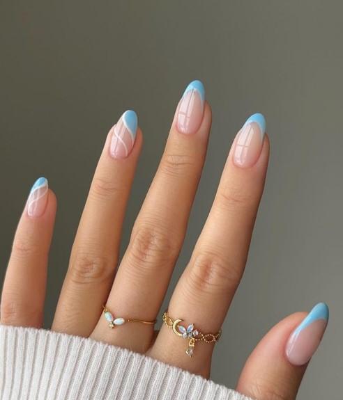 unha azul com desenhos de nuvens