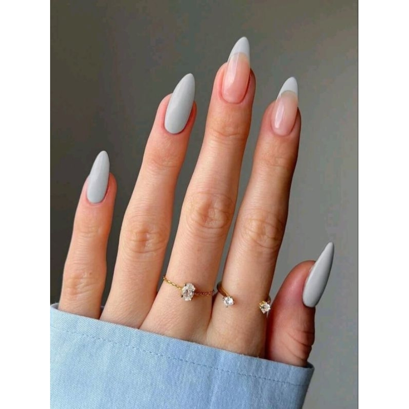 unha azul claro minimalista