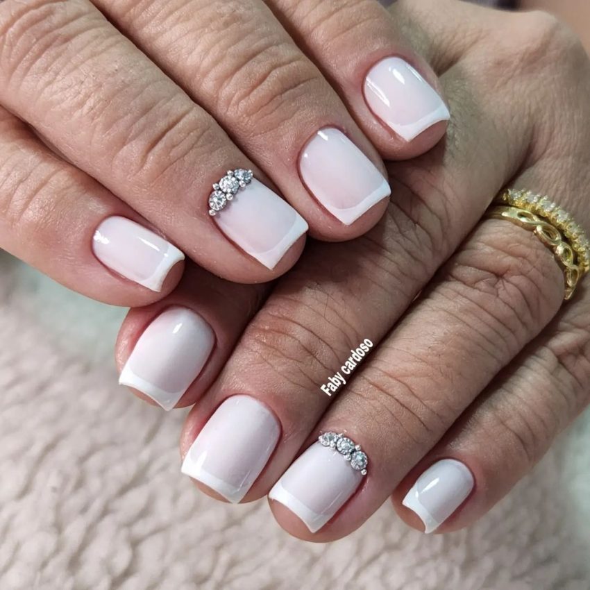 Além do Básico: Francesinha com Strass, Glitter e Folhas de Ouro