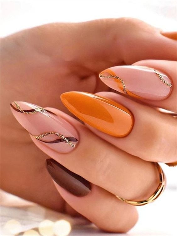 unha decorada laranja e dourado