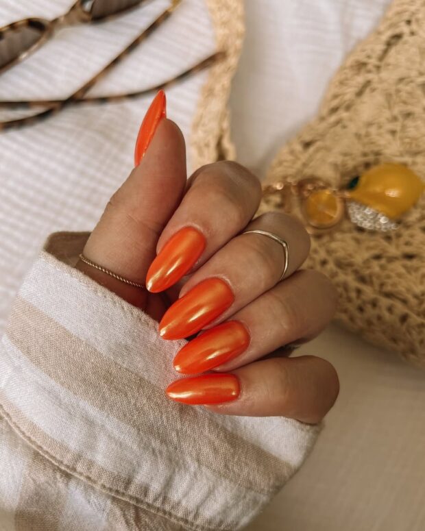unha decorada laranja e branco
