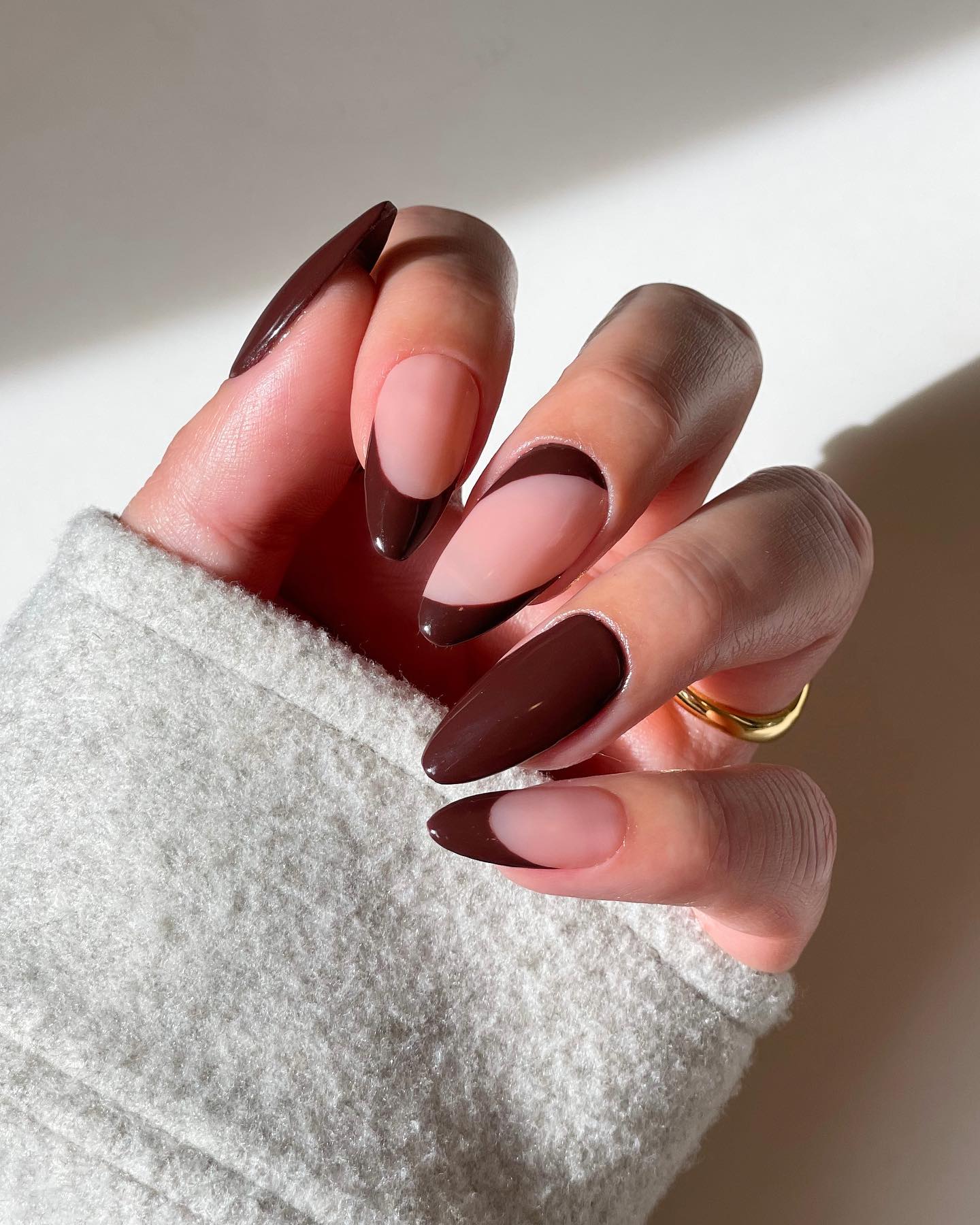Combinações de cores para unhas marrons: do clássico ao ousado