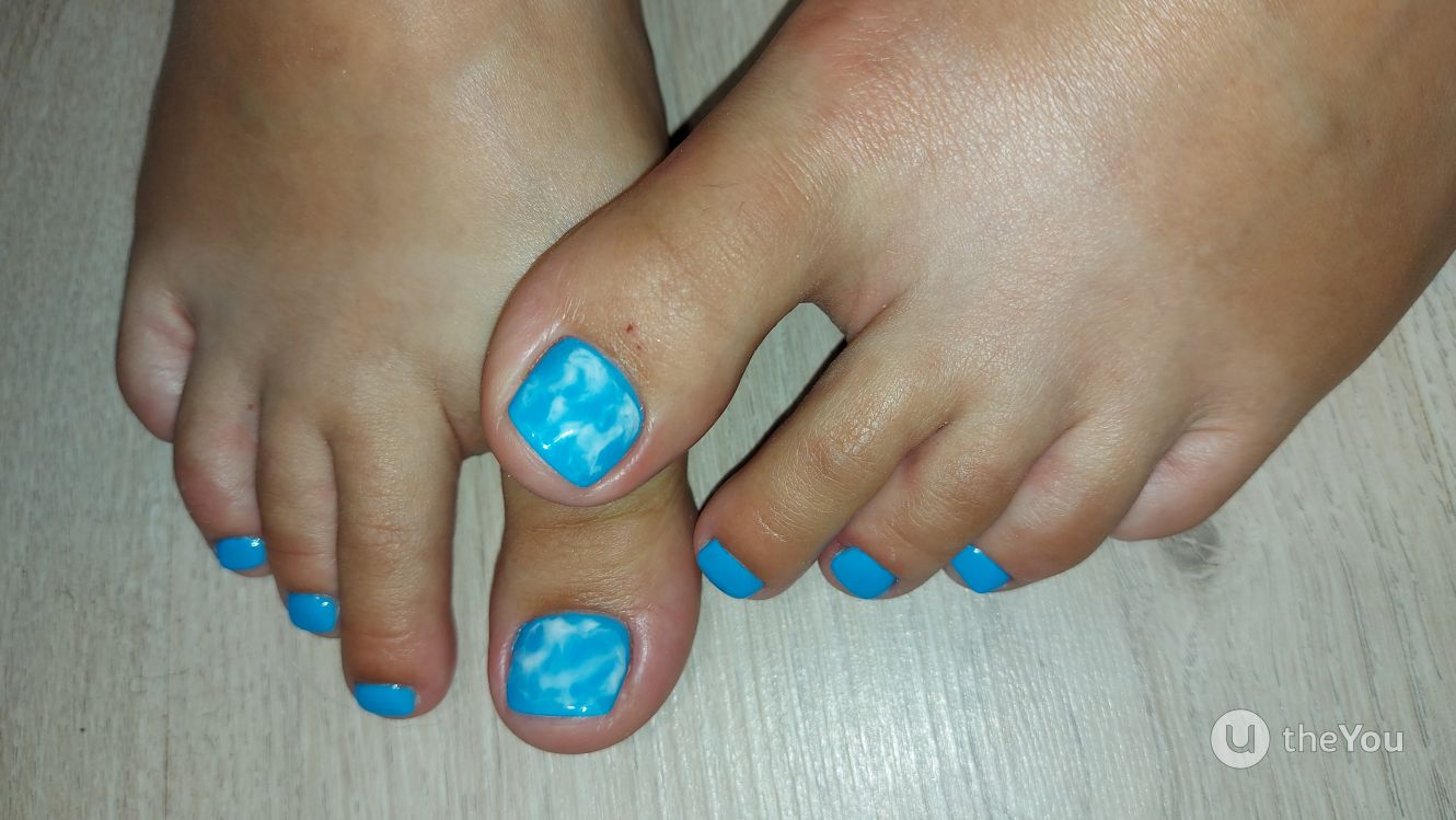 5 ideias de títulos: 1. Unhas Decoradas para os Pés: As Tendências Mais Quentes de 2026. 2. Pedicure de Luxo: Como Usar Pedrarias e Acabamentos Cromados nos Pés. 3. Cores Vibrantes e Delicadas: A Paleta de Esmaltes para Unhas dos Pés em 2026. 4. DIY Pedicure: Ideias Criativas com Adesivos e Fitilhos para os Pés. 5. Cuidados Essenciais para Unhas Decoradas nos Pés que Duram Mais.