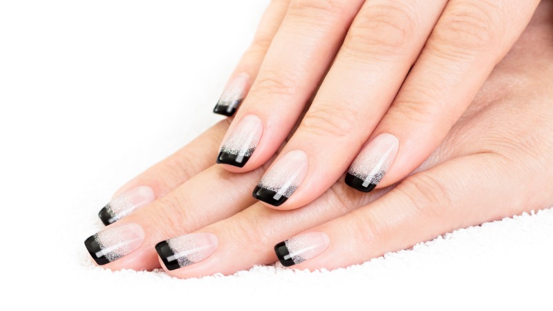 unha decorada preta e branca minimalista