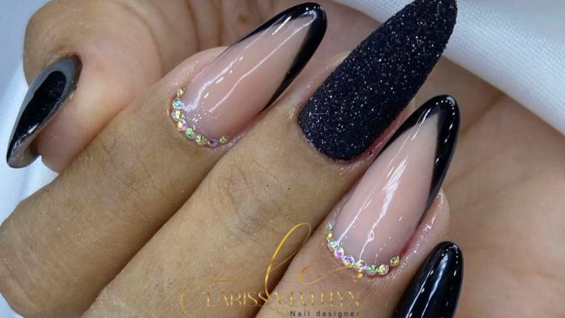 5 Ideias de Unhas Pretas Decoradas para Arrasar em 2026
Como Usar Glitter nas Unhas Pretas: Guia Completo
Unhas Pretas Minimalistas: Elegância e Simplicidade
Tendências de Unhas Pretas com Pedraria para Festas
Francesinha Invertida: A Nova Tendência em Unhas Pretas