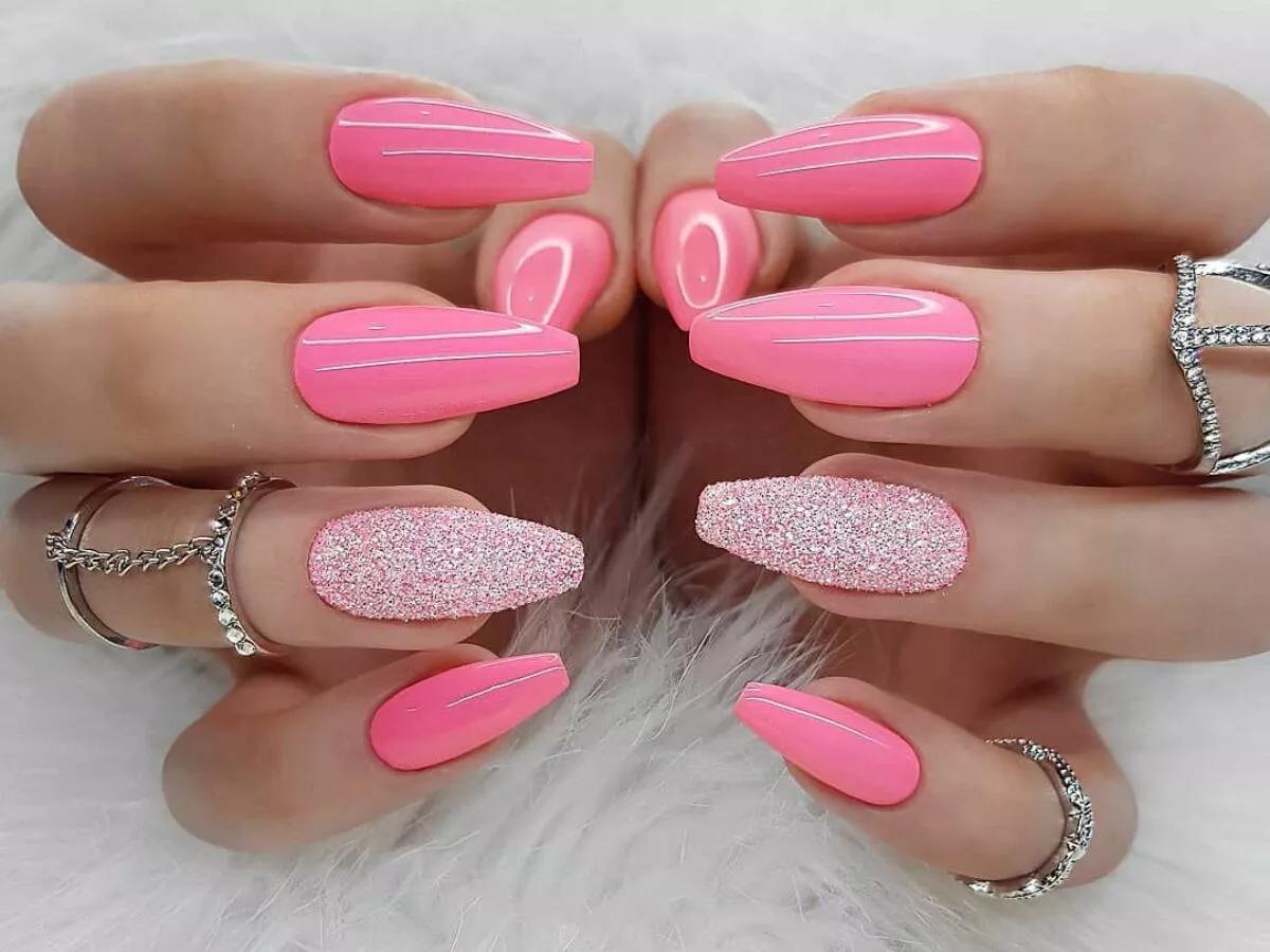 Inspirações de Nail Art Rosa com Glitter e Pedrarias
