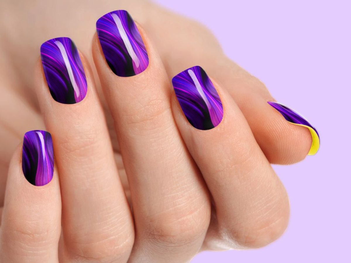 Unhas Roxas com Glitter: O Toque de Luxo que Você Precisa