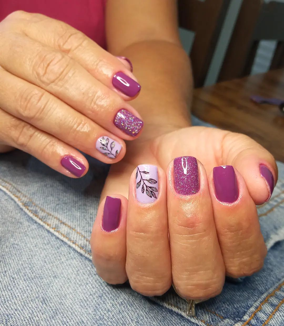 unha decorada roxo com esmalte claro