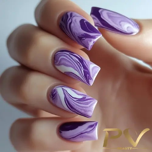 unha decorada roxo e lilás
