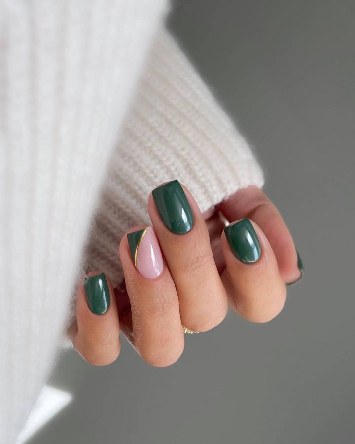 inspiração de unhas decoradas verde militar com dourado