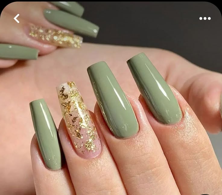 inspiração de unhas decoradas verde militar com dourado