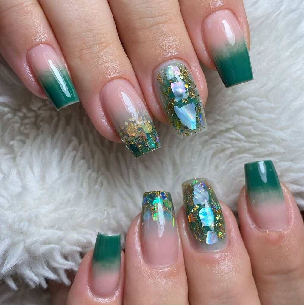 inspiração de unhas decoradas verde militar com dourado