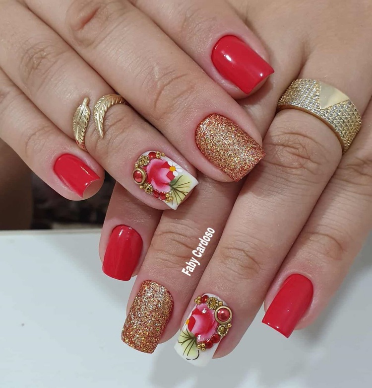 unha vermelha e dourada simples
