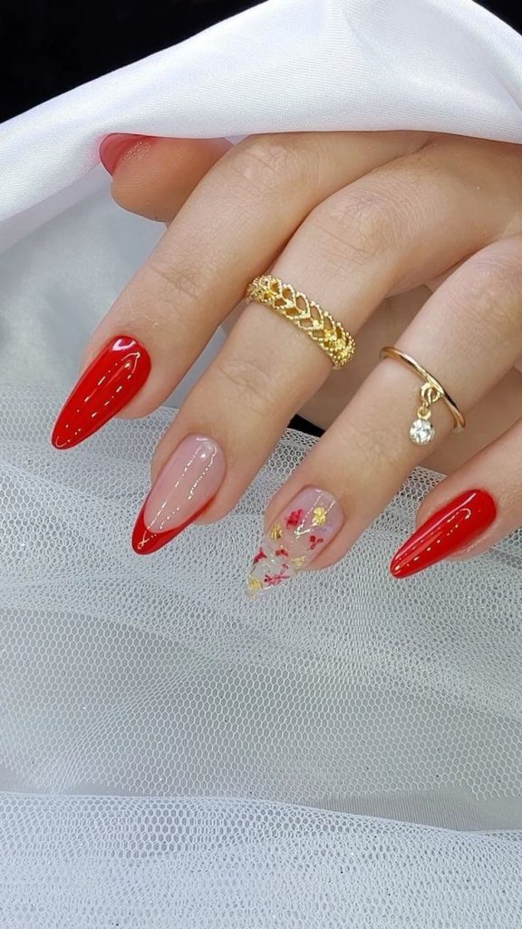 unha vermelha com desenho dourado