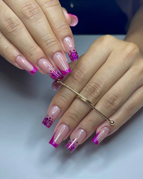 unhas decoradas com pequenos corações