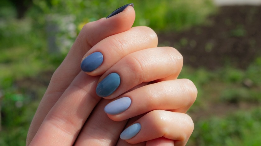 como fazer unhas degradê com glitter dourado