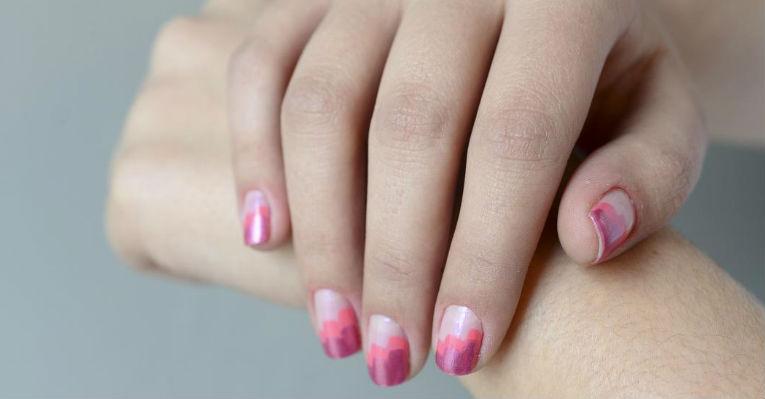 unha degradê rosa em unhas curtas