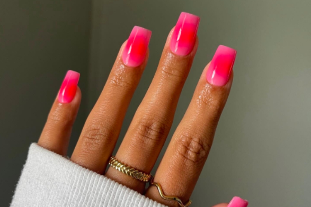 inspiração unhas degradê rosa com glitter