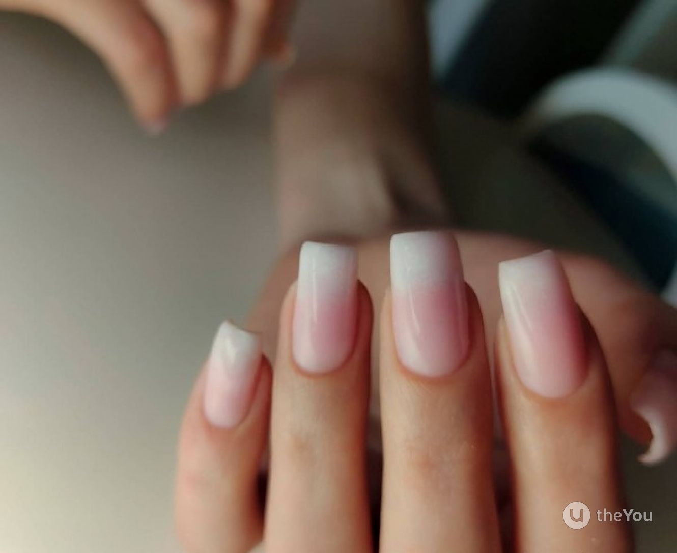 unha degradê rosa e branco