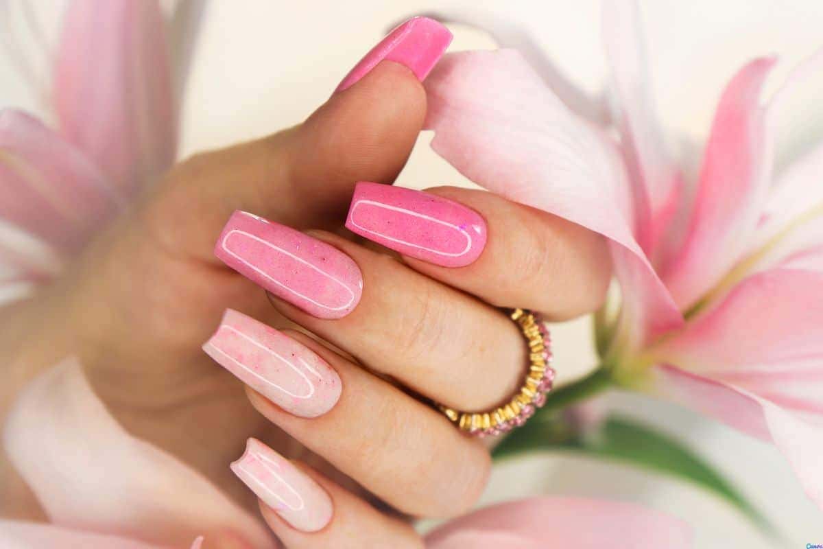 Como Adicionar Brilho Sutil às Suas Unhas sem Exagerar