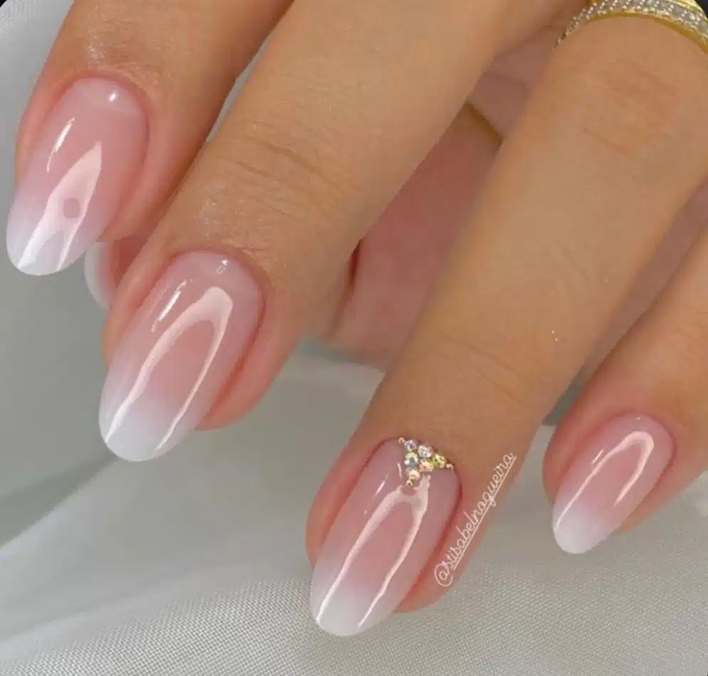 Micro Francesinha: Elegância Discreta para Suas Unhas em Gel