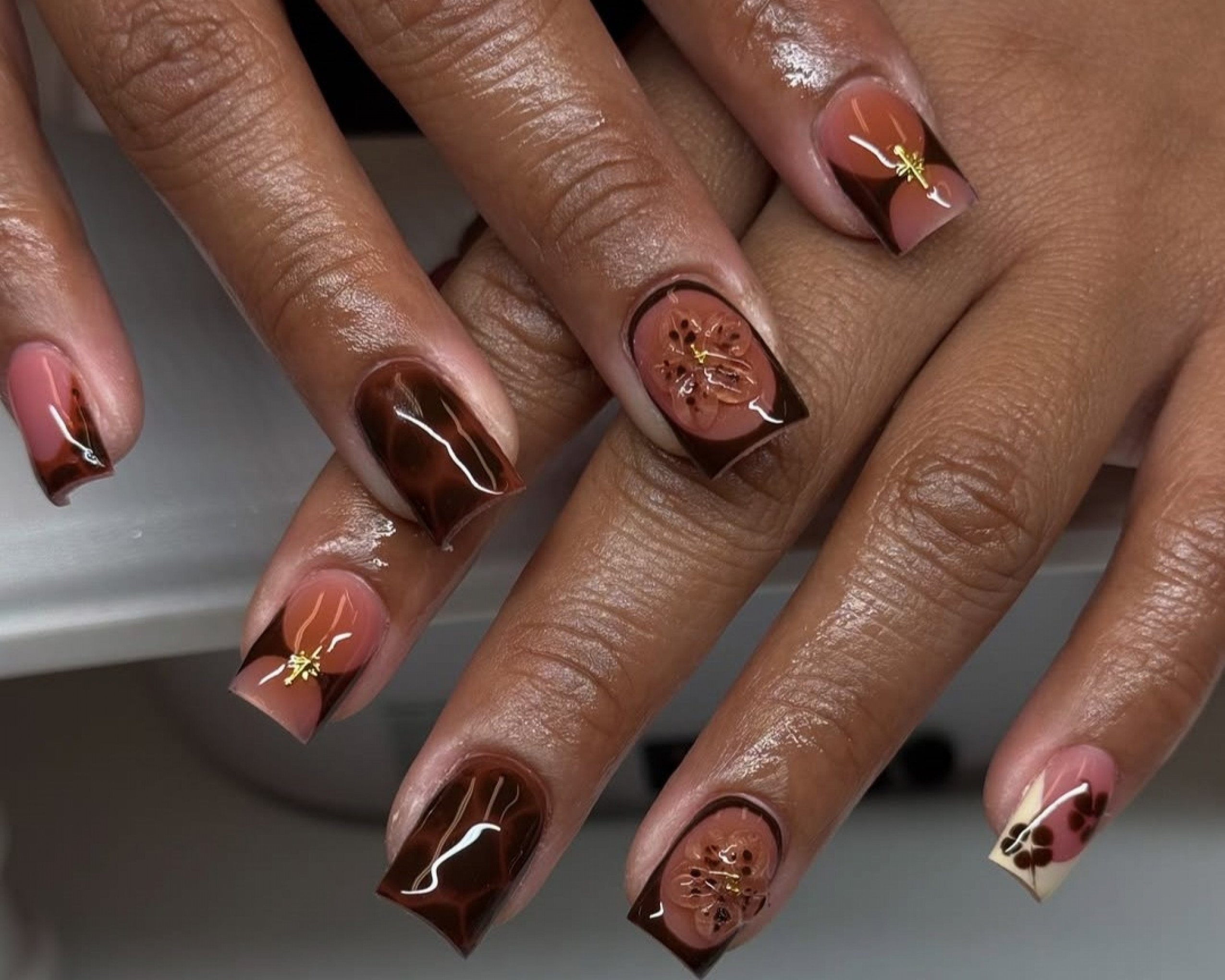 Micro Francesinha: Elegância Discreta para Suas Unhas em Gel