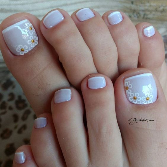 unha do pé branca decorada com esmalte