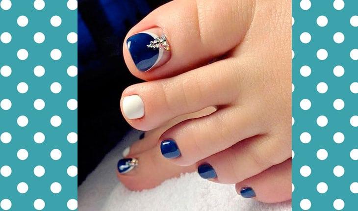 unha do pé com pedrinha e esmalte branco