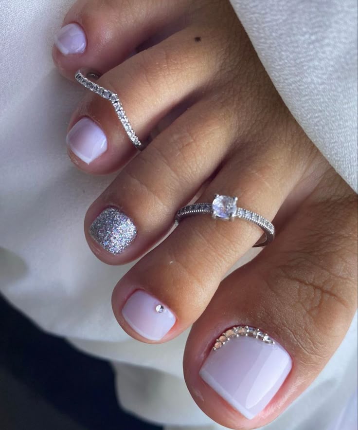 unha do pé com pedrinha e strass